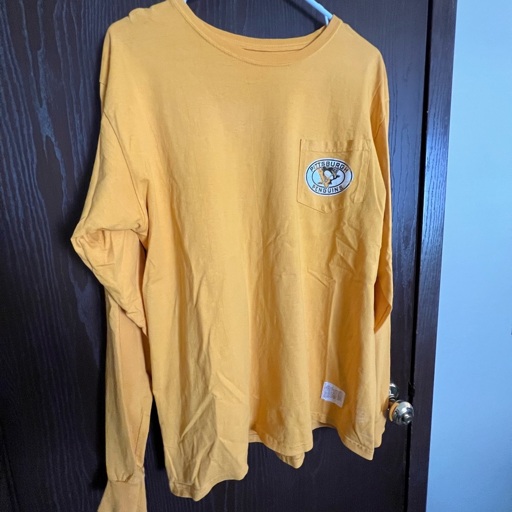 Pittsburgh Penguins Gold long sleeve Pocket/pocket logo Tee size Large